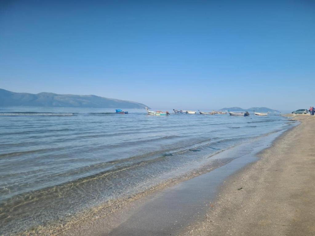 Beachfront With Hotel Facilities فلورا المظهر الخارجي الصورة