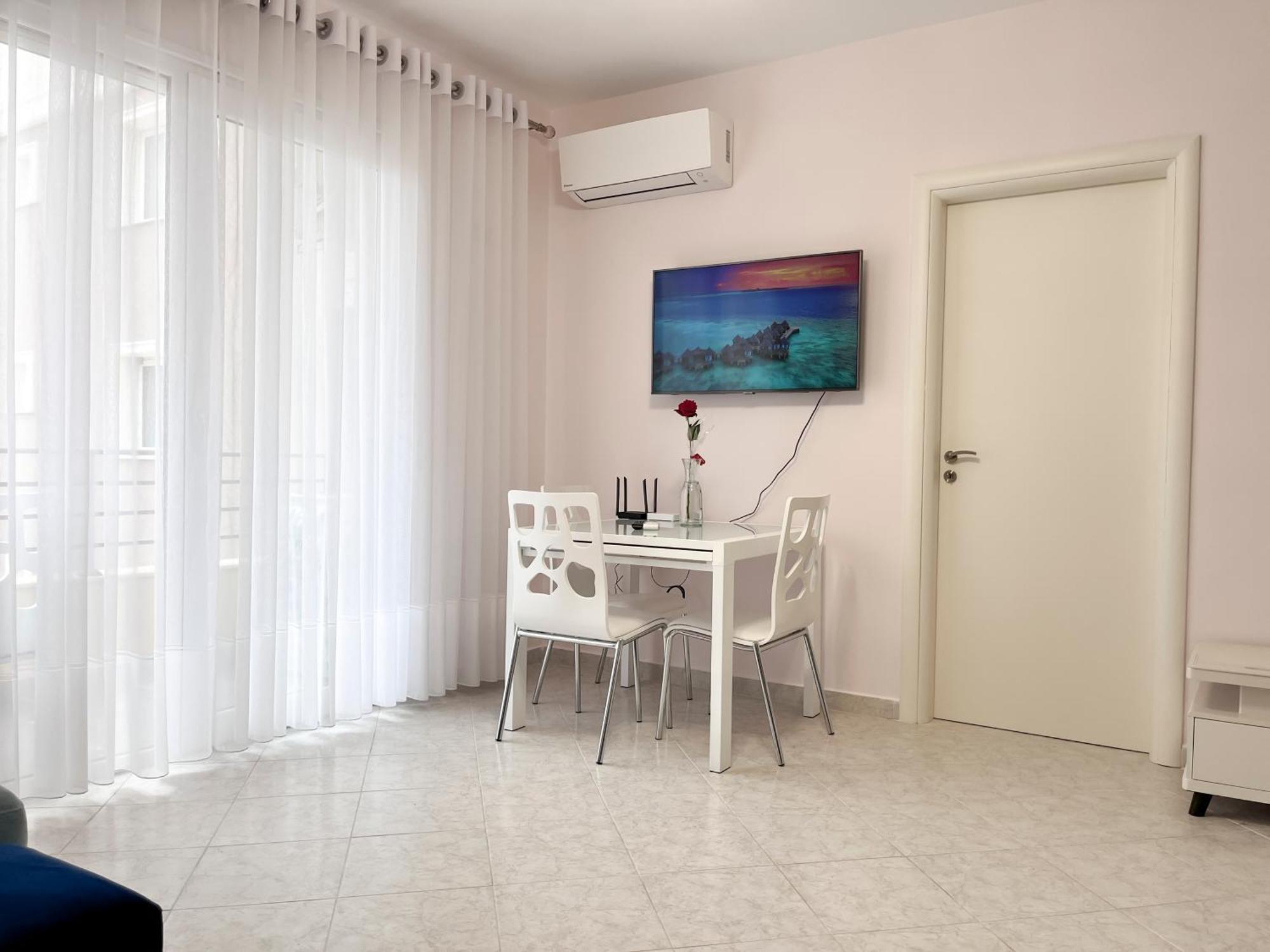 Beachfront With Hotel Facilities فلورا المظهر الخارجي الصورة